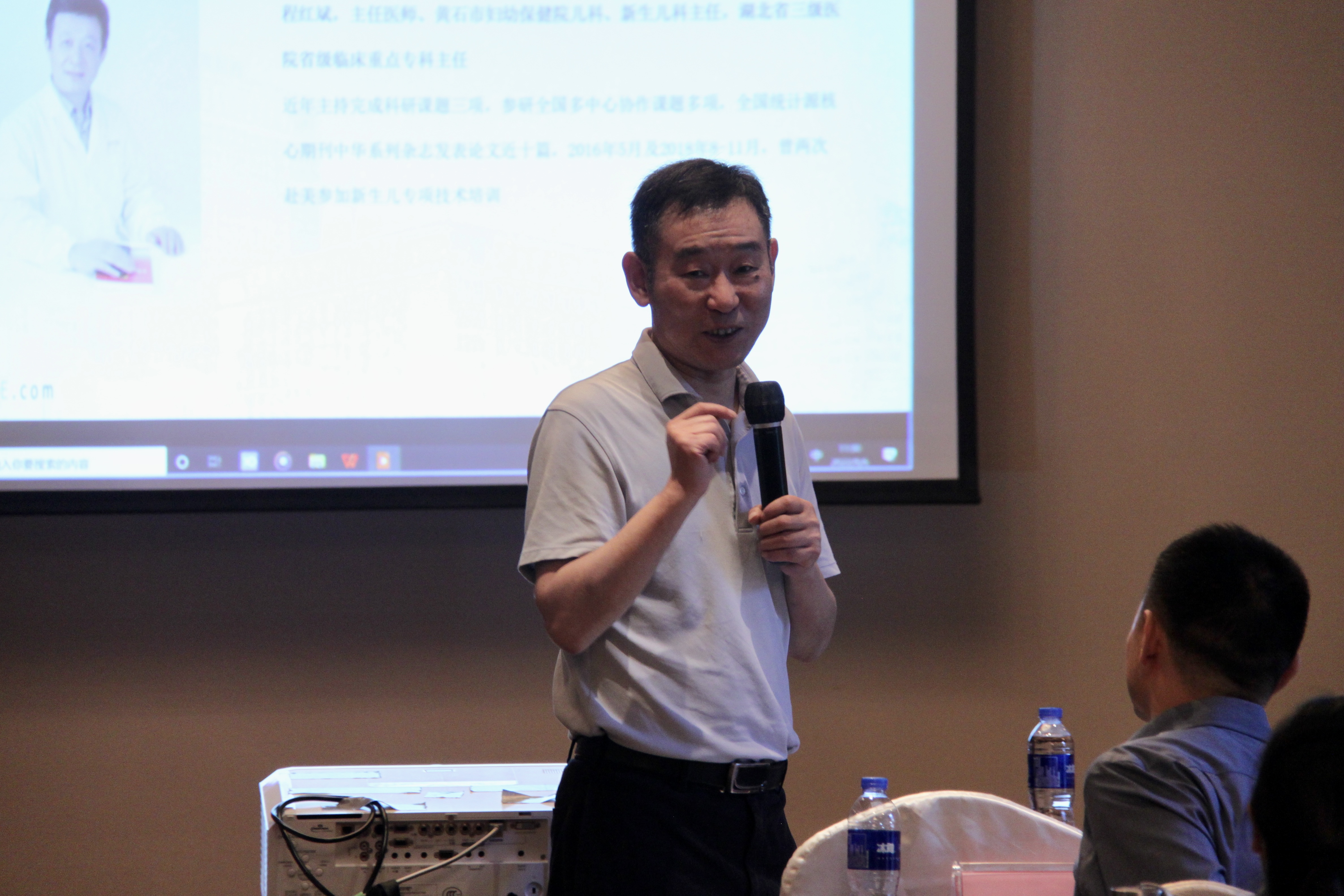 图7 赵冬赤教授和学员讨论中.jpg